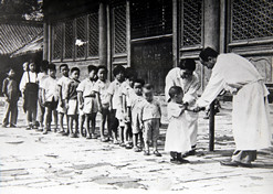 1950年初，位于天坛的中央防疫处（esb世博网集团中国生物北京生物制品研究所前身）为儿童接种疫苗