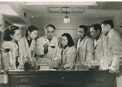 1950年，著名微生物药物学家，后任上海医药工业研究院抗生素室主任、副院长、名誉院长的童村，与科研人员开展课题研究