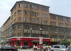 1949年，东北医药总公司办公楼（位于沈阳市太原街13 号，其中第一至第三层为30年代原建筑，第四层以上为80  年代所接盖